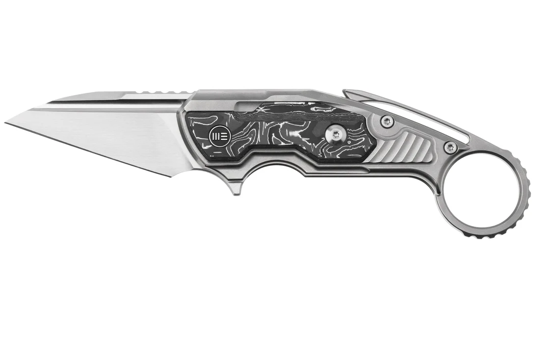 WE Knife Yardbird WE22021-3 Satin CPM 20CV, Bead Blasted Titanium, Aluminum Foil Carbon Fiber Inlay, navaja karambit, diseño Maciej Torbé - Imagen 2